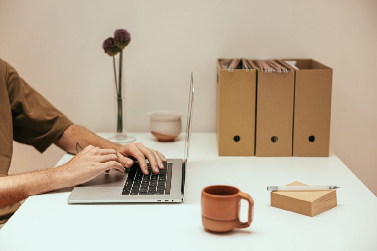 Persona trabajando con documentos de Office en un portátil