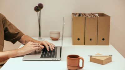 Persona trabajando con documentos de Office en un portátil