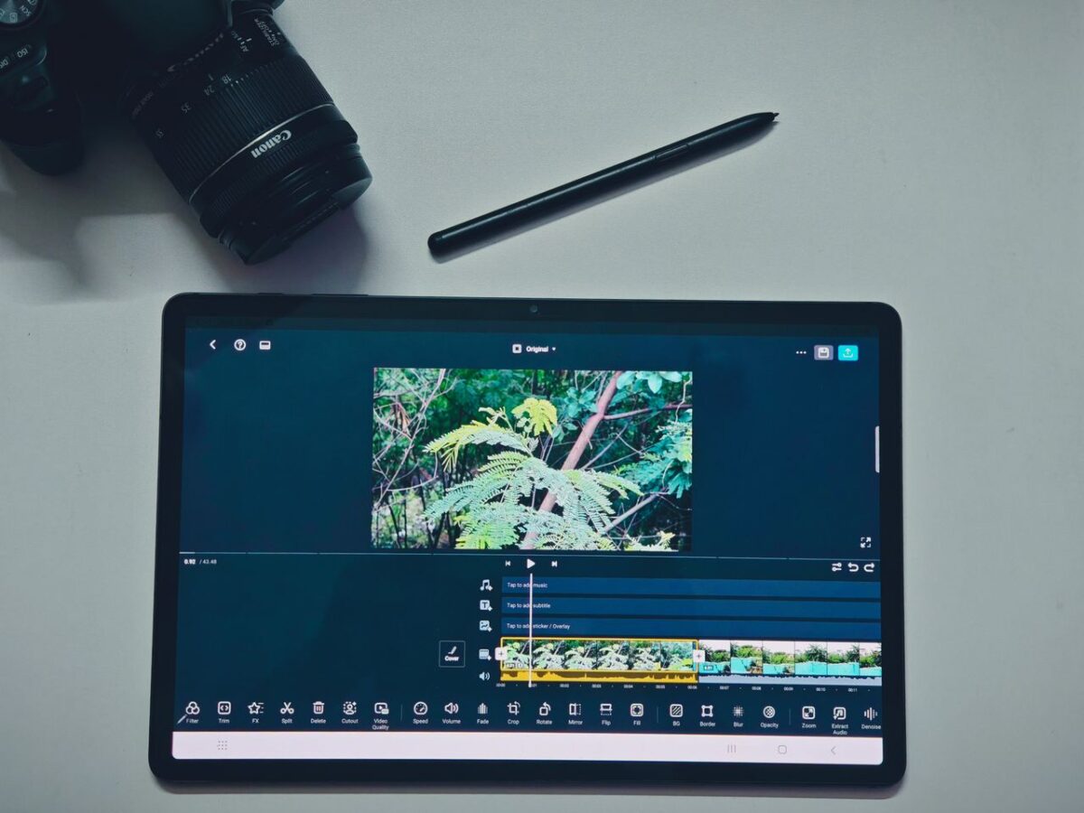 Edición de vídeo en una tableta con lápiz junto a una cámara