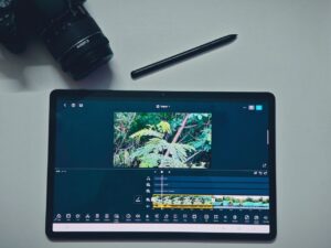 Edición de vídeo en una tableta con lápiz junto a una cámara